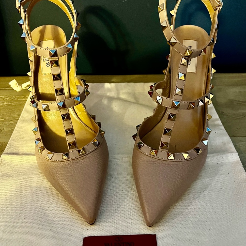 Brand New!!! Valentino Garavani Rockstud Ankle Strap Pump size 42 Nude/Taupe